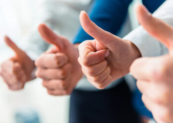 Narzissten und ihre Reaktionen auf Lob und Kritik: Wie ihr Ego gesteuert wird