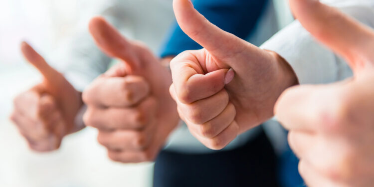 Narzissten und ihre Reaktionen auf Lob und Kritik: Wie ihr Ego gesteuert wird