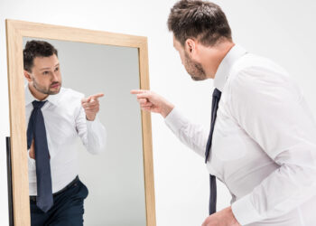 7 Dinge, die Narzissten tun, wenn sie sich unbeobachtet fühlen