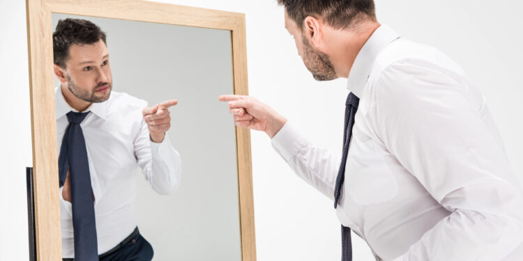 7 Dinge, die Narzissten tun, wenn sie sich unbeobachtet fühlen