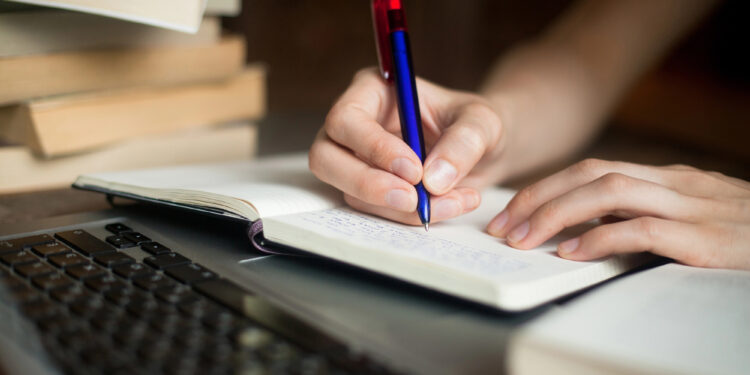 BAföG und Nebenverdienst: Wie viel dürfen Studierende verdienen, ohne die Förderung zu gefährden?